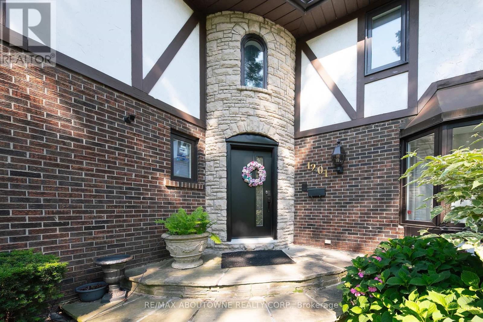 1201 Botany Hill W, Oakville, Ontario  L6J 6J5 - Photo 3 - W13557058