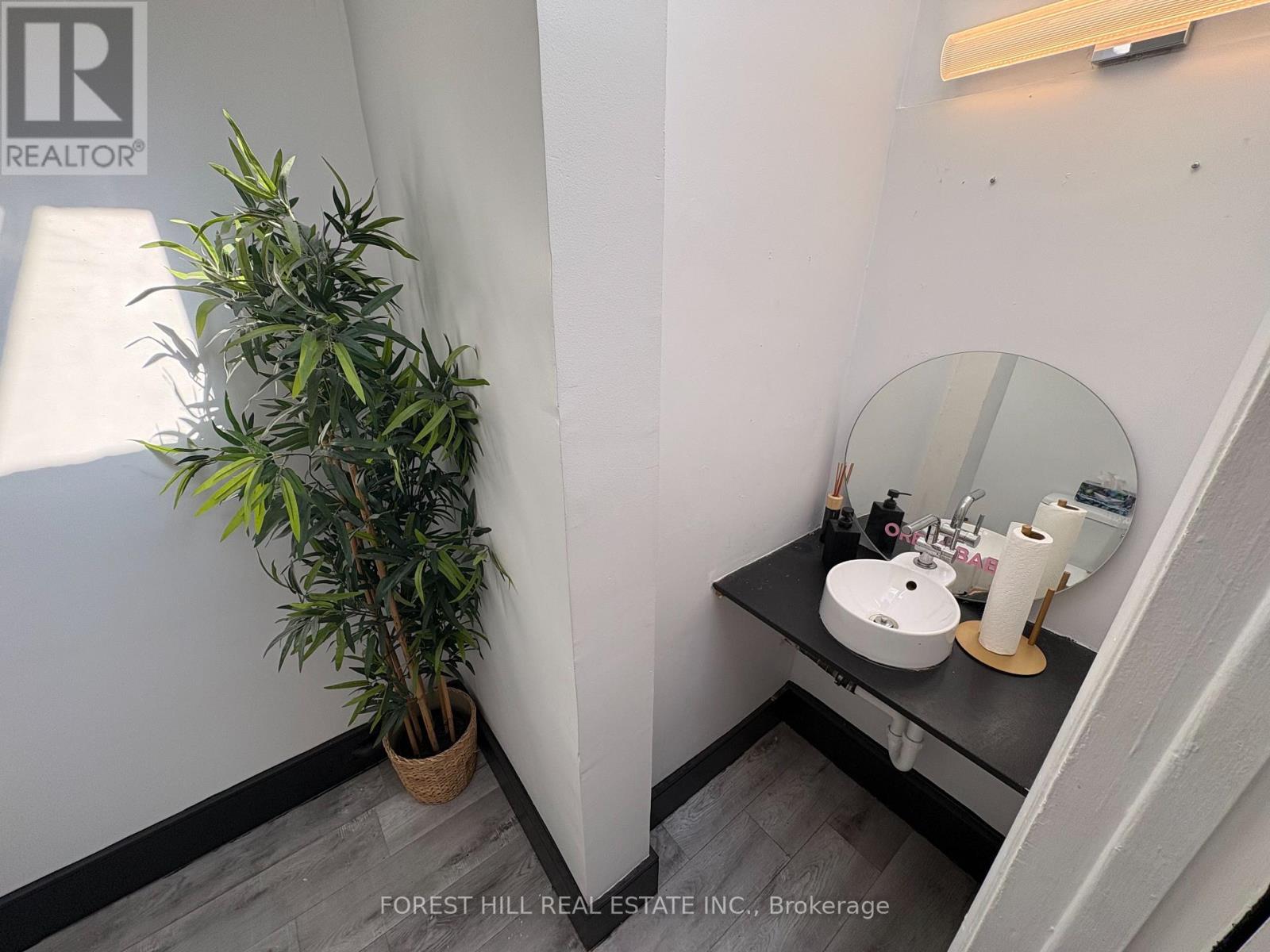 2ND FLOOR - 724 1/2 QUEEN STREET E Toronto (South Riverdale), ON M4M 1H2