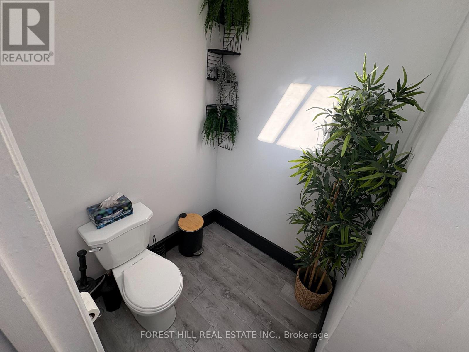 2ND FLOOR - 724 1/2 QUEEN STREET E Toronto (South Riverdale), ON M4M 1H2