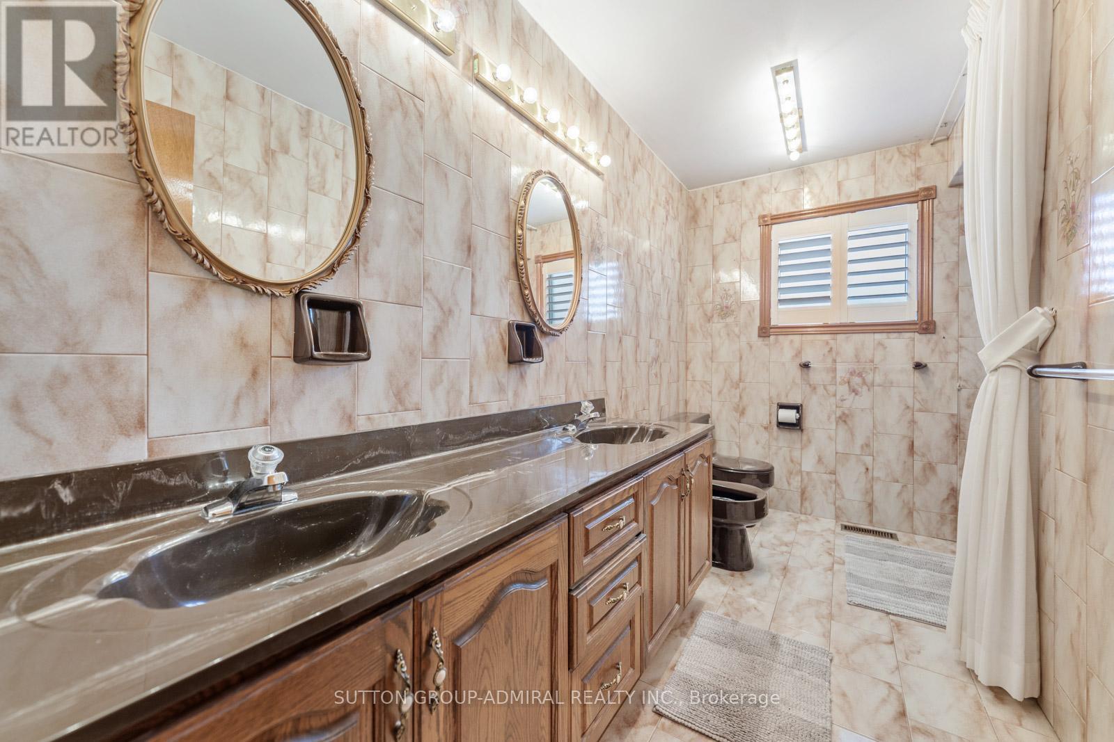 48 Weldrick Road W, Richmond Hill, Ontario  L4C 3T8 - Photo 21 - N13557434