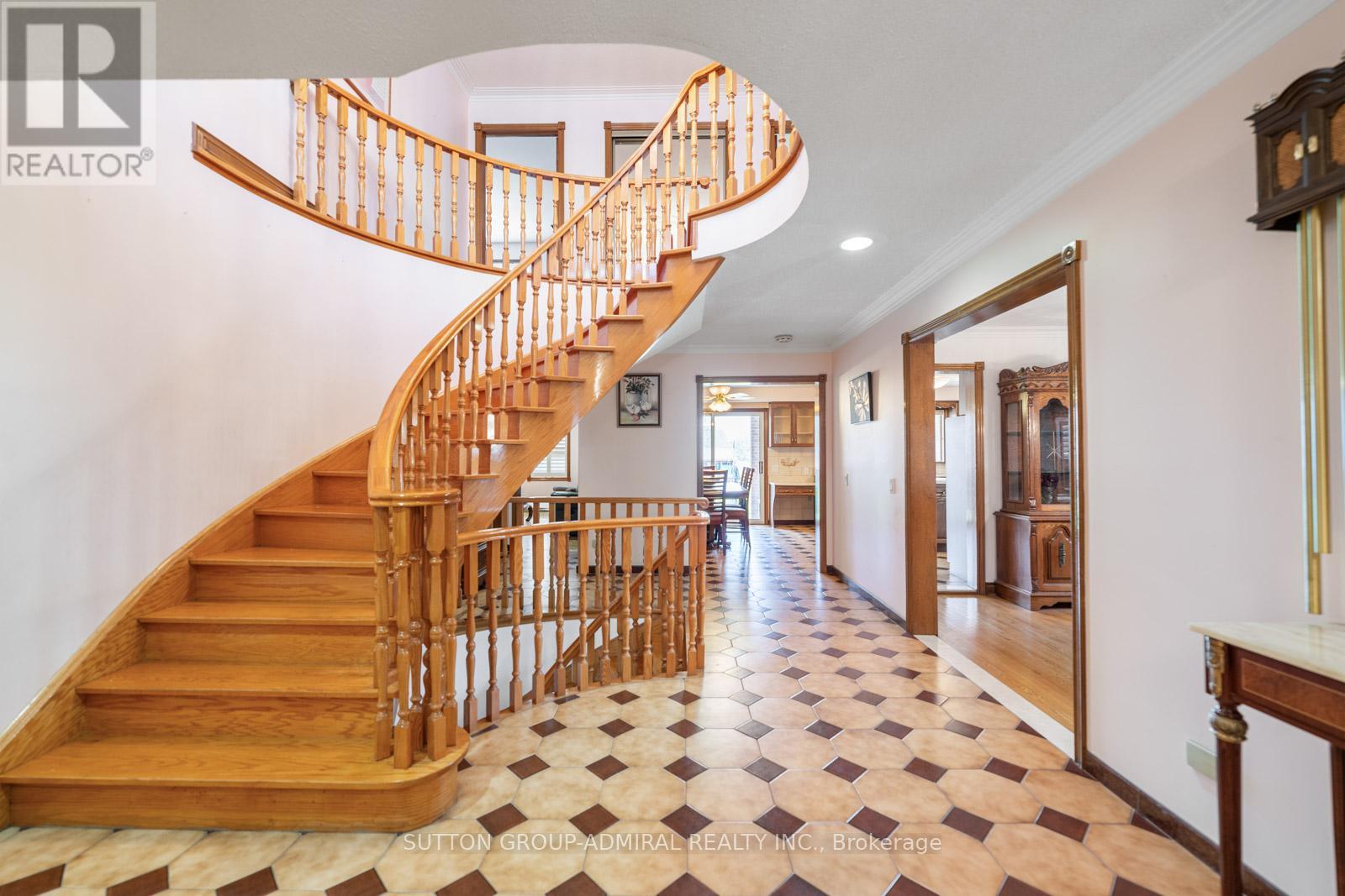 48 Weldrick Road W, Richmond Hill, Ontario  L4C 3T8 - Photo 3 - N13557434