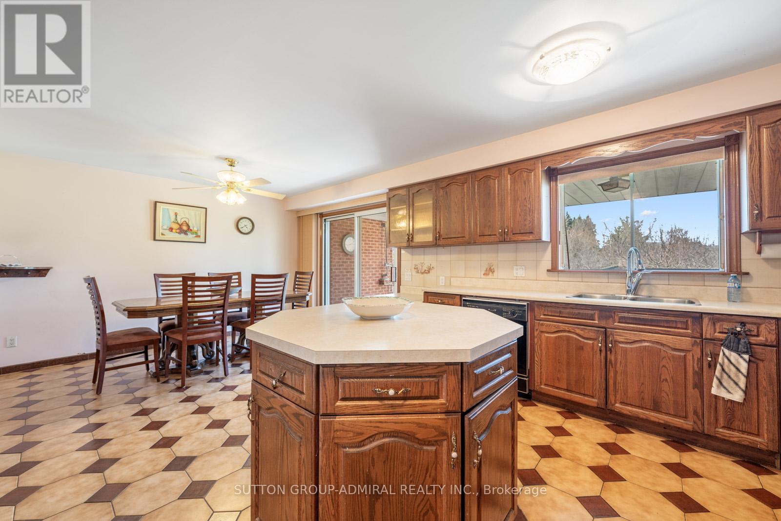 48 Weldrick Road W, Richmond Hill, Ontario  L4C 3T8 - Photo 9 - N13557434