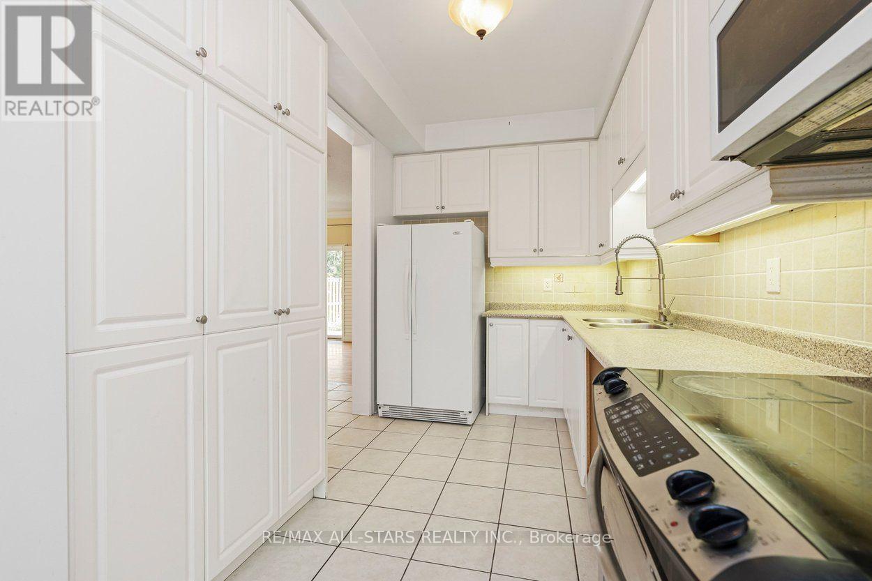 113 Louisbourg Way, Markham, Ontario  L6E 2A2 - Photo 10 - N13557694