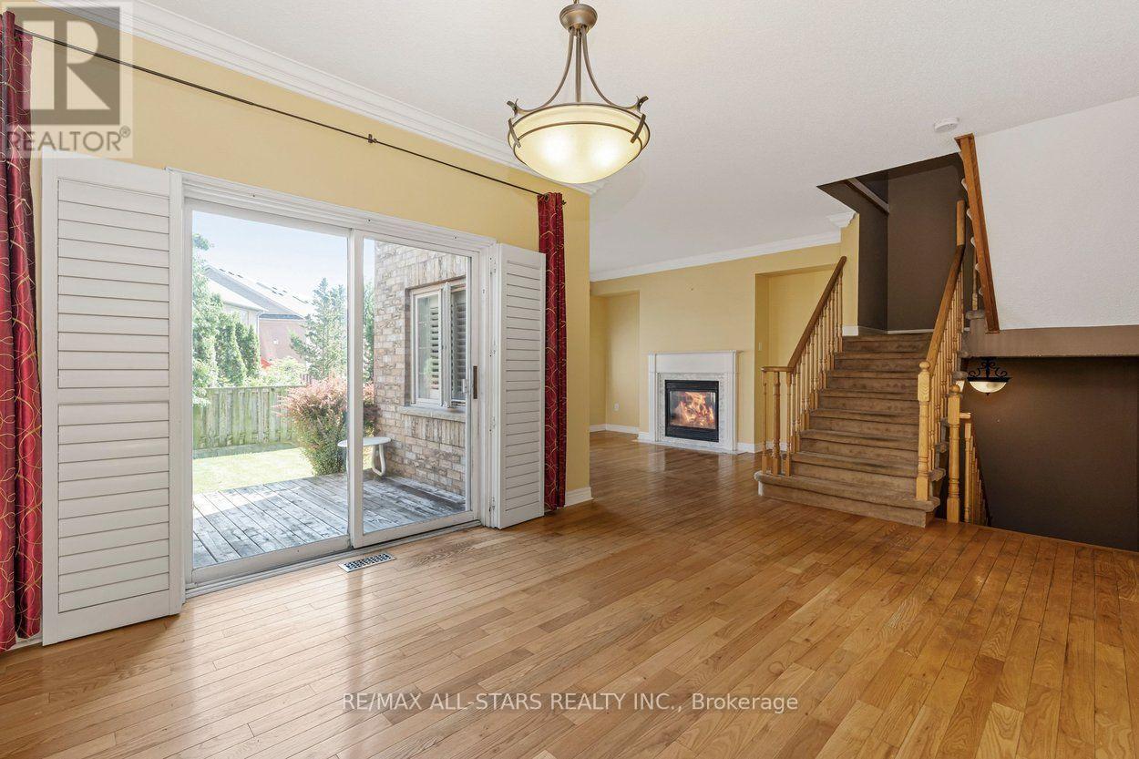 113 Louisbourg Way, Markham, Ontario  L6E 2A2 - Photo 5 - N13557694