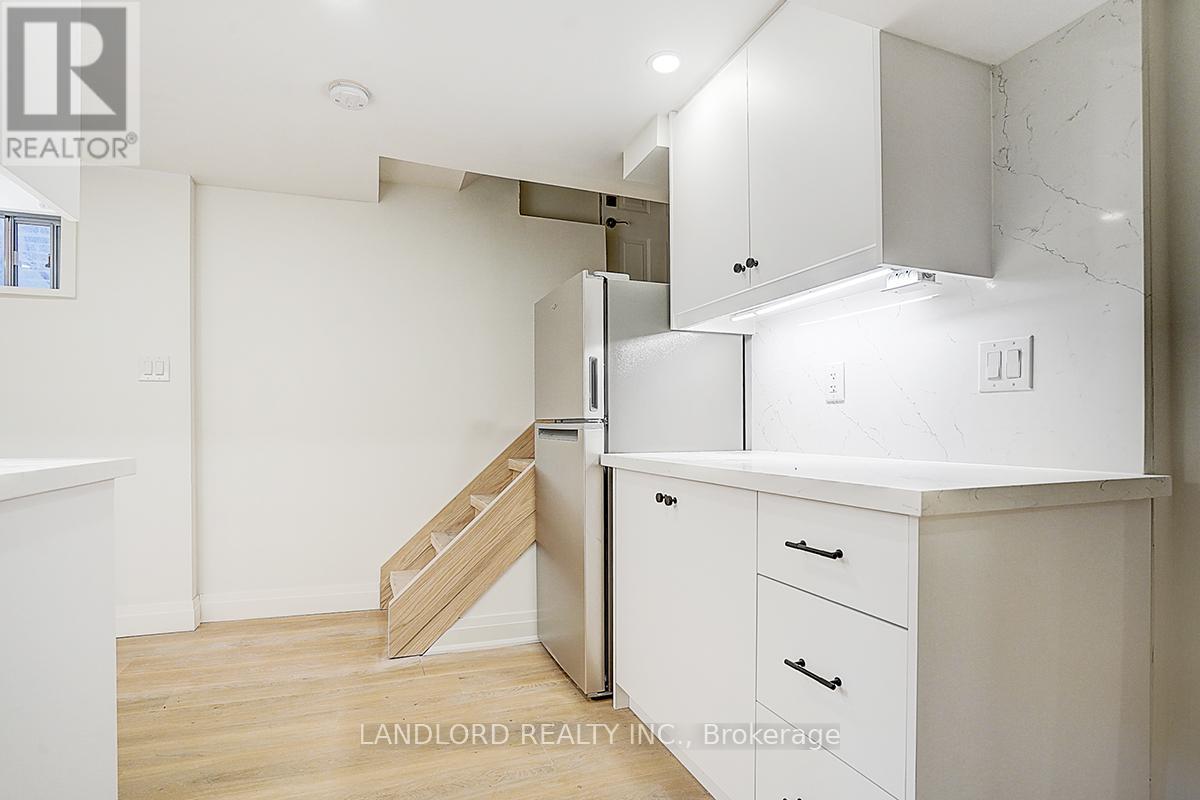 Lower Unit - 75 Kendal Avenue, Toronto, Ontario  M5R 1L8 - Photo 8 - C13557900