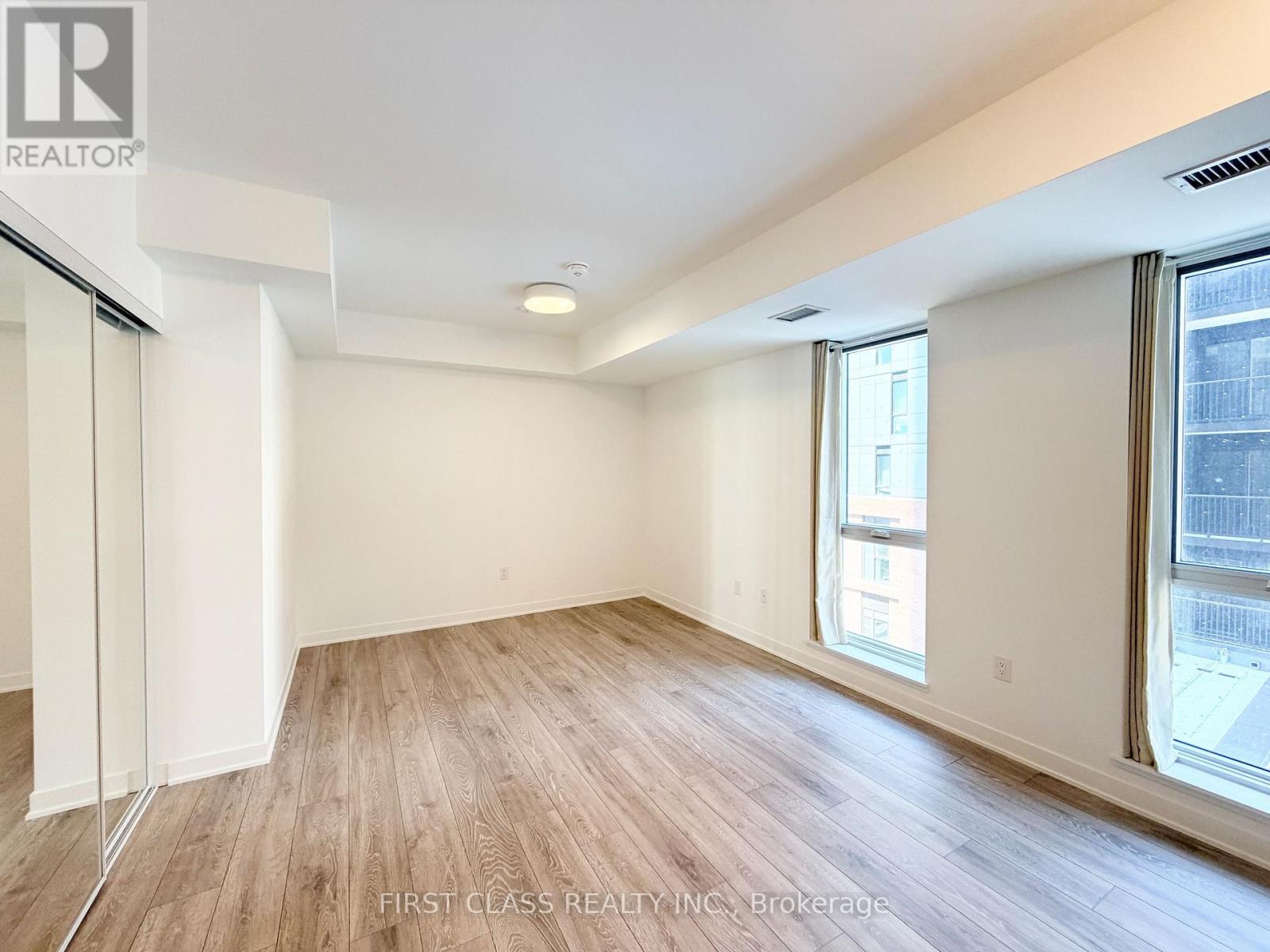 425 - 10 OAK STREET