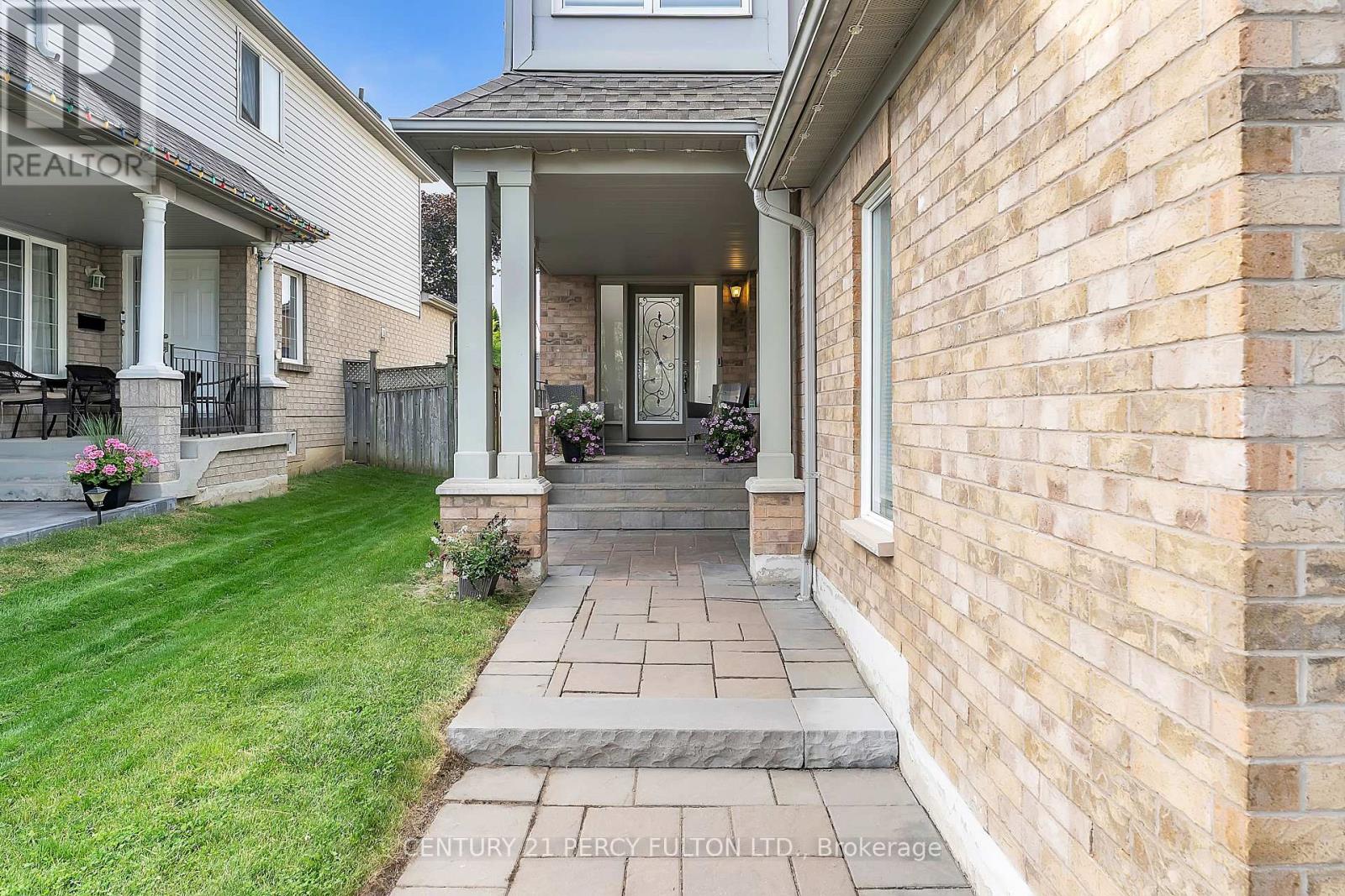 40 Southwell Avenue, Whitby, Ontario  L1P 1N4 - Photo 2 - E13557976