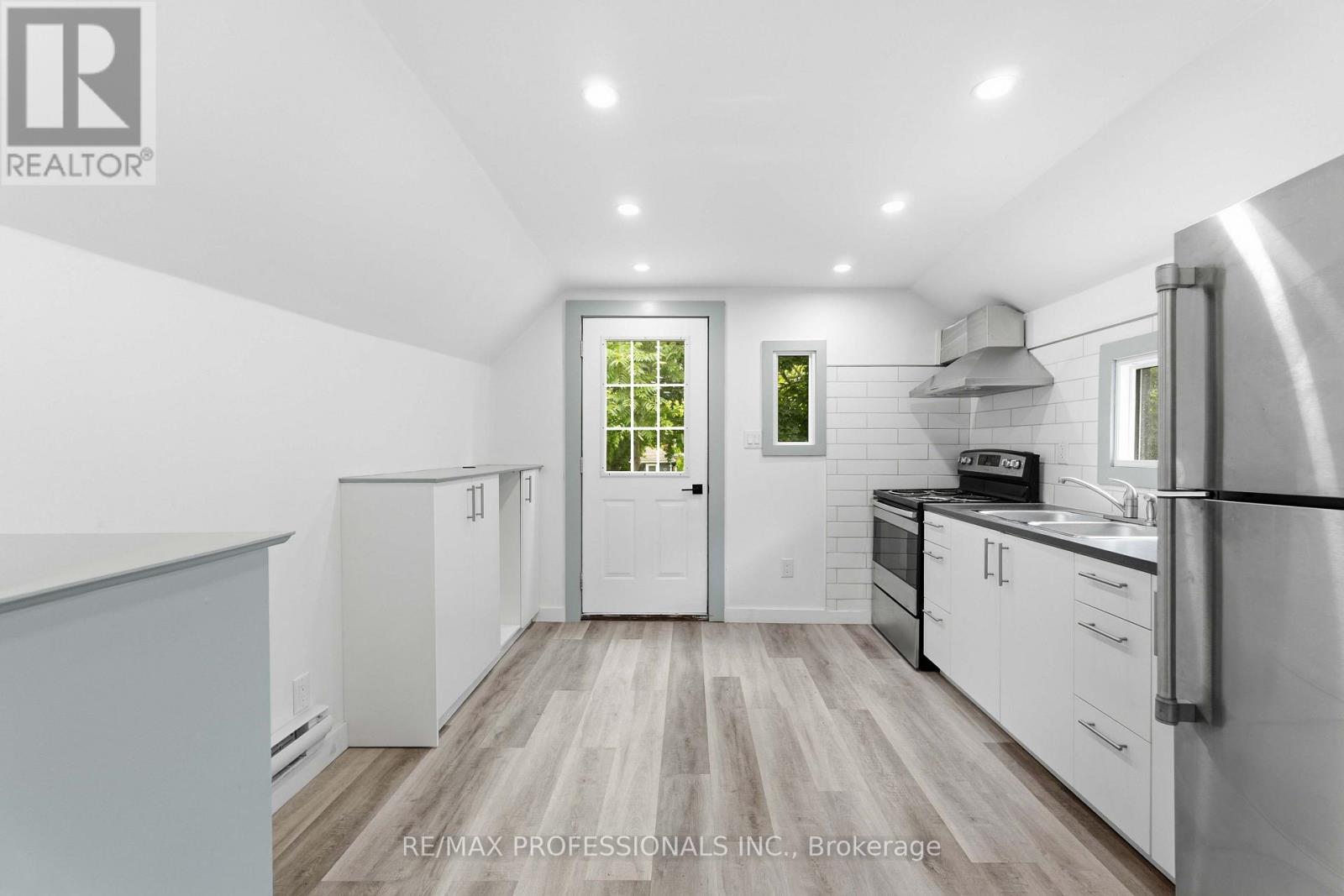 # UPPER - 759 BARTON STREET E
