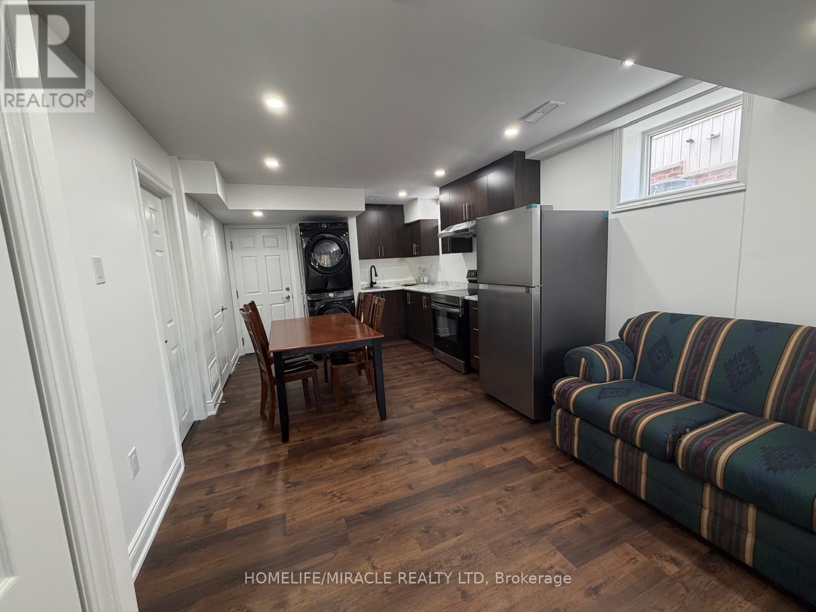 28 Meadowglen Boulevard, Halton Hills, Ontario  L7G 0B7 - Photo 8 - W13557680