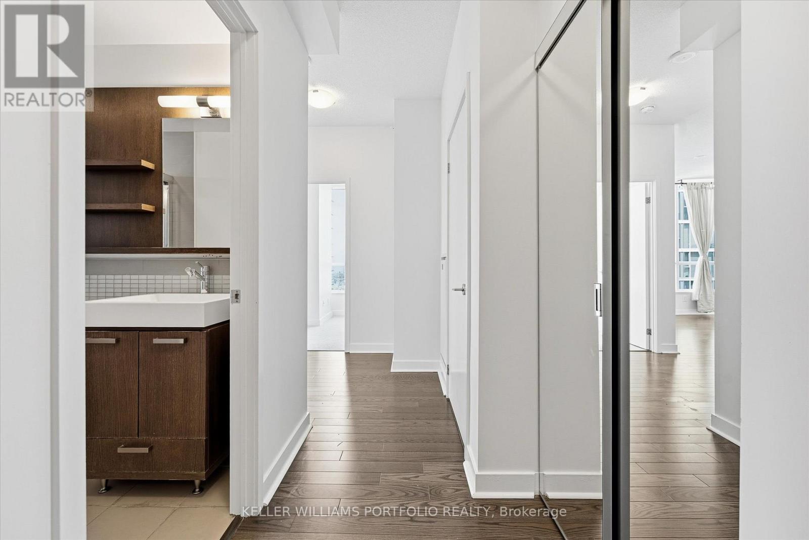 2402 - 295 Adelaide Street W, Toronto, Ontario M5V 0L4 - Photo 6 - C13558252