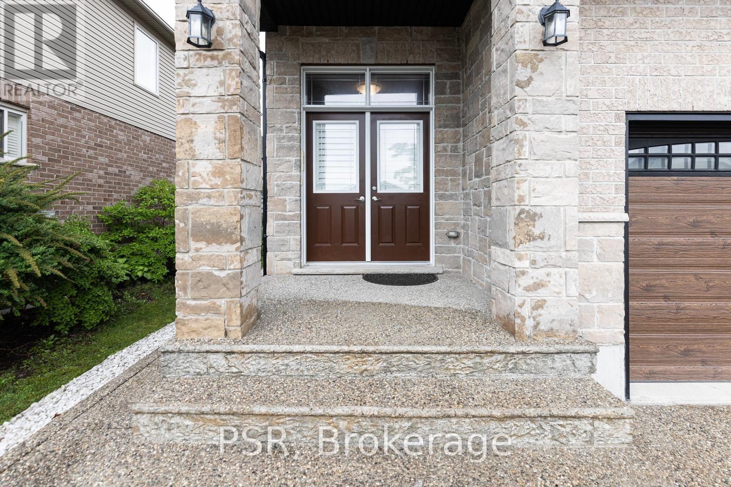 540 Landgren Court, Waterloo, Ontario  N2A 4J7 - Photo 3 - X13558750