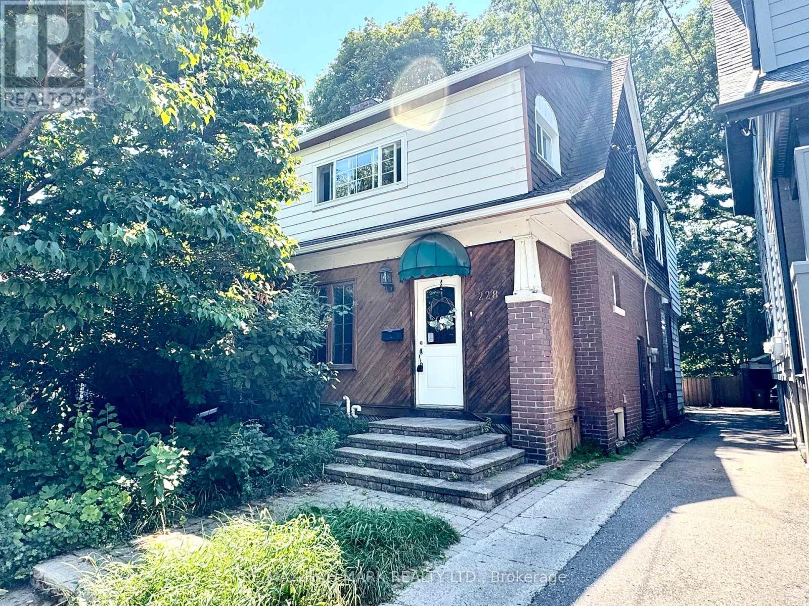 228 GAINSBOROUGH ROAD, Toronto (Woodbine Corridor)