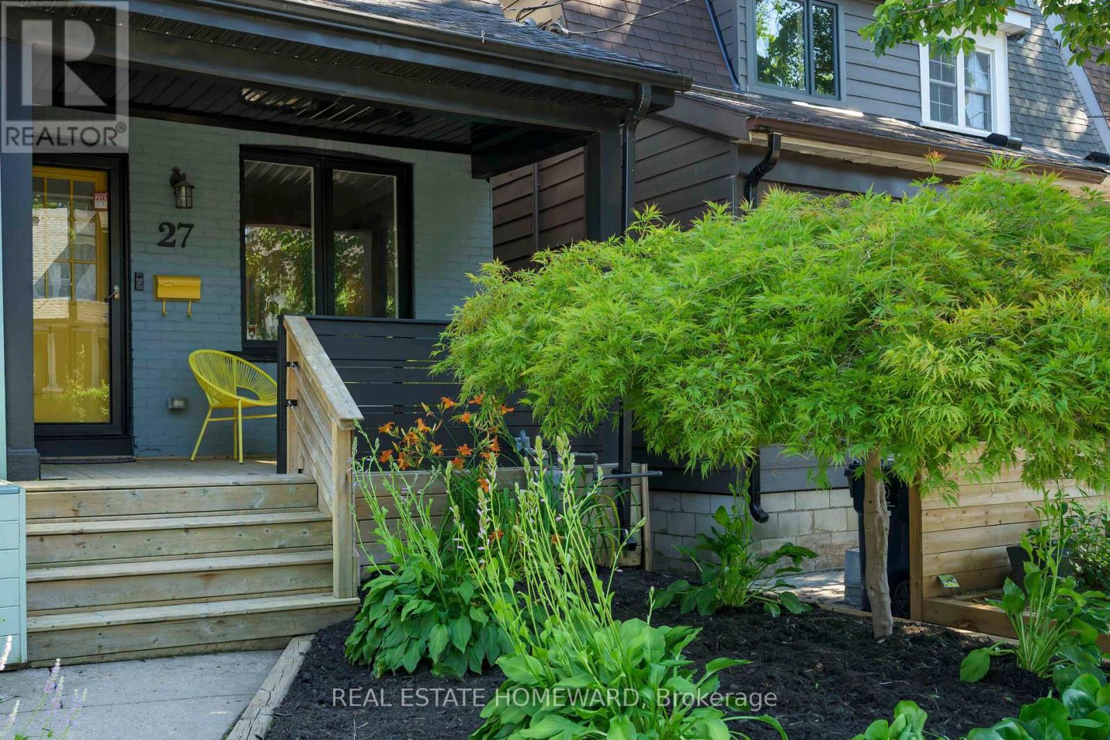 <div class="slider-price">$989,000</div><p>27 Mountalan Avenue, Toronto, Ontario</p>