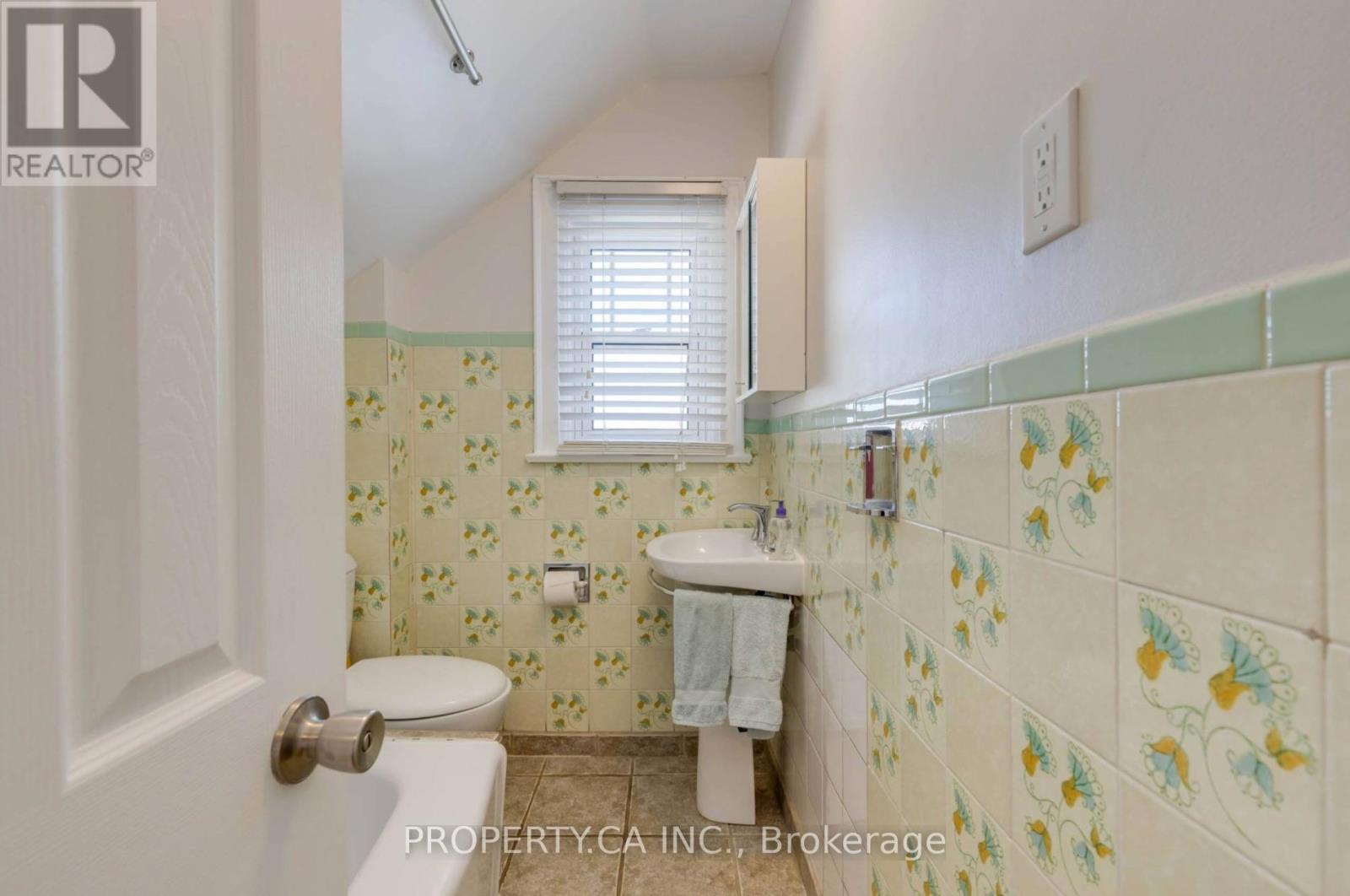 34 Ashbury Avenue, Toronto, Ontario  M6V 1V7 - Photo 16 - C13558924