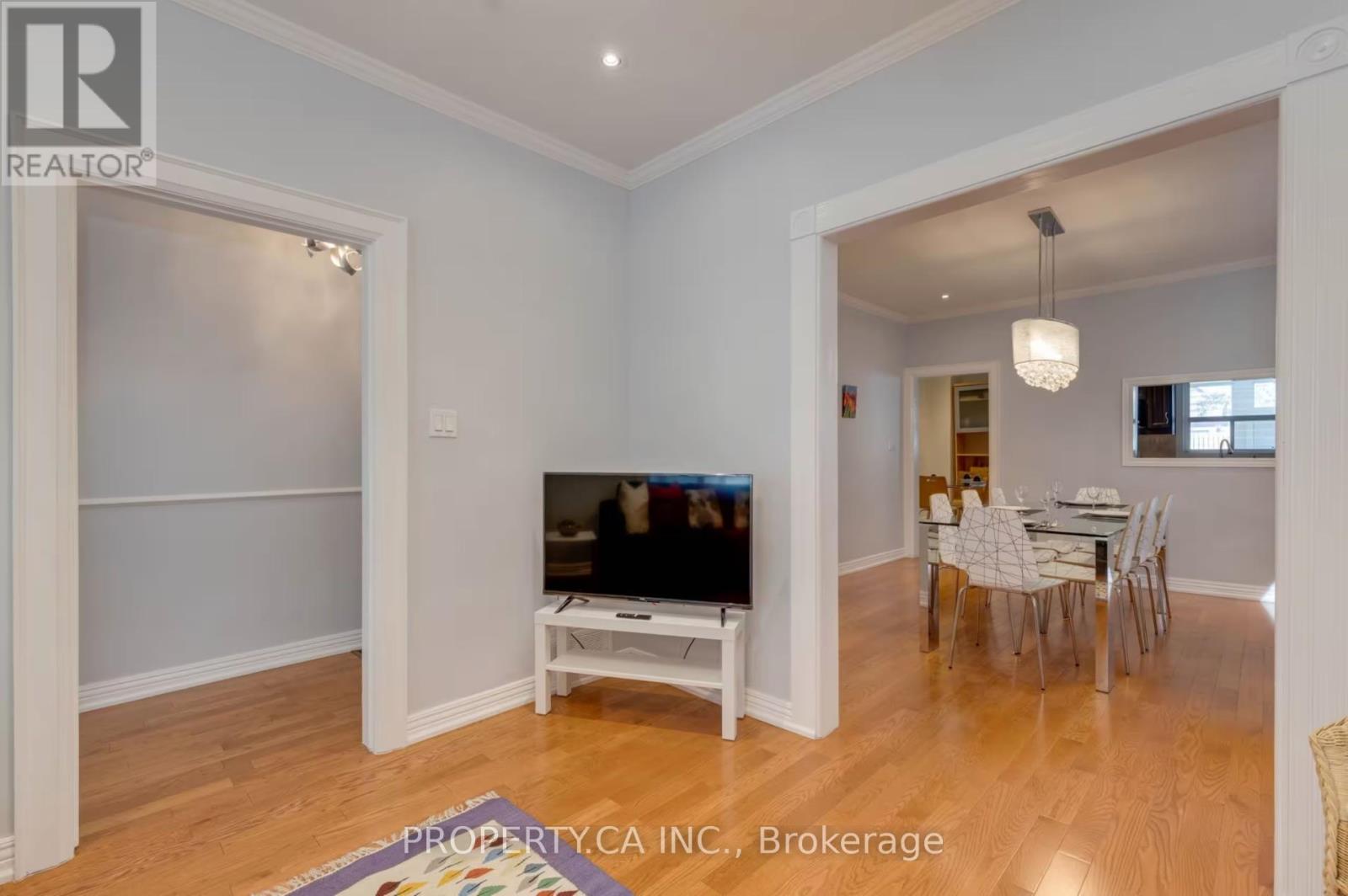 34 Ashbury Avenue, Toronto, Ontario  M6V 1V7 - Photo 4 - C13558924