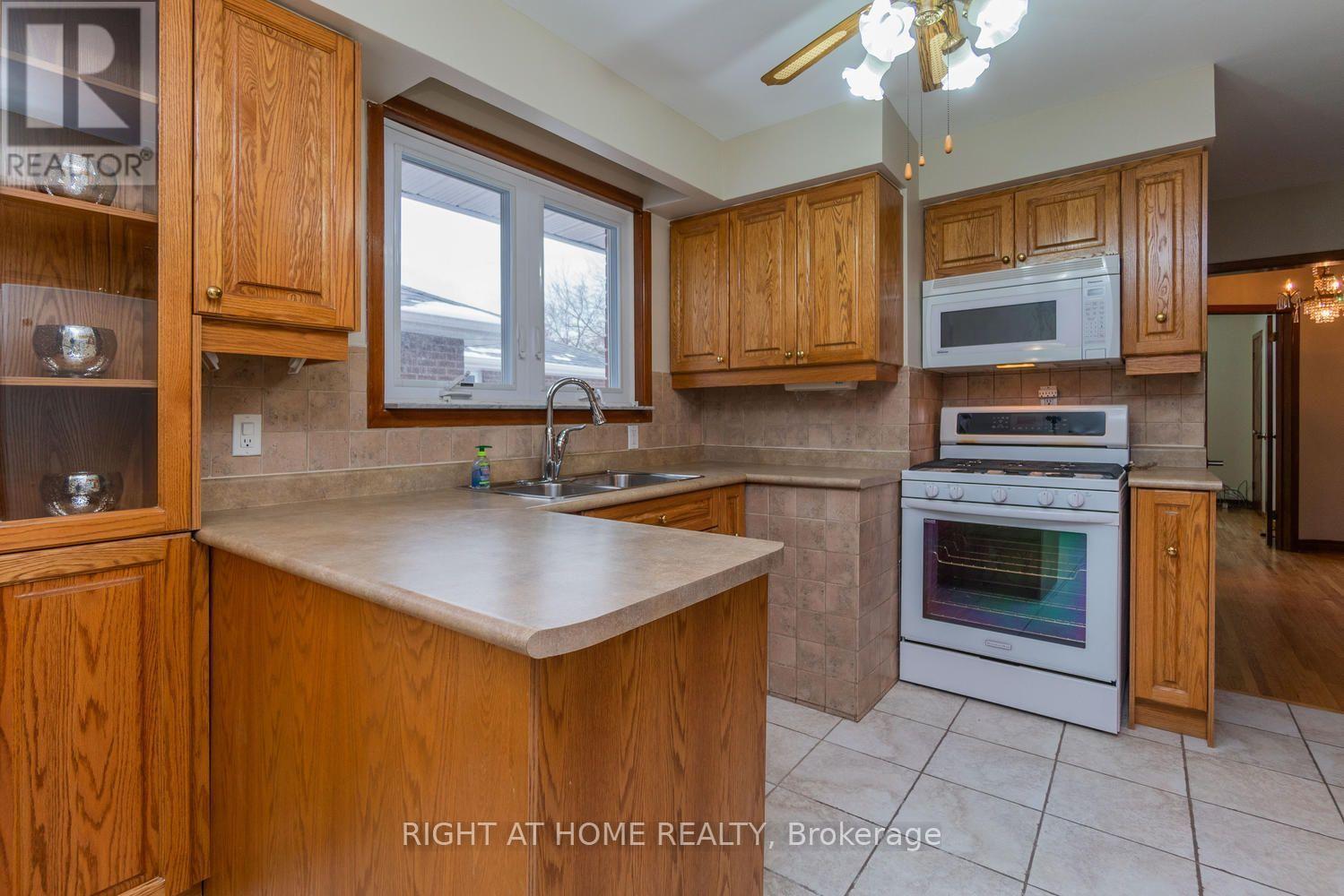 55 Limevale Crescent, Toronto, Ontario  M1E 2K5 - Photo 5 - E13558912