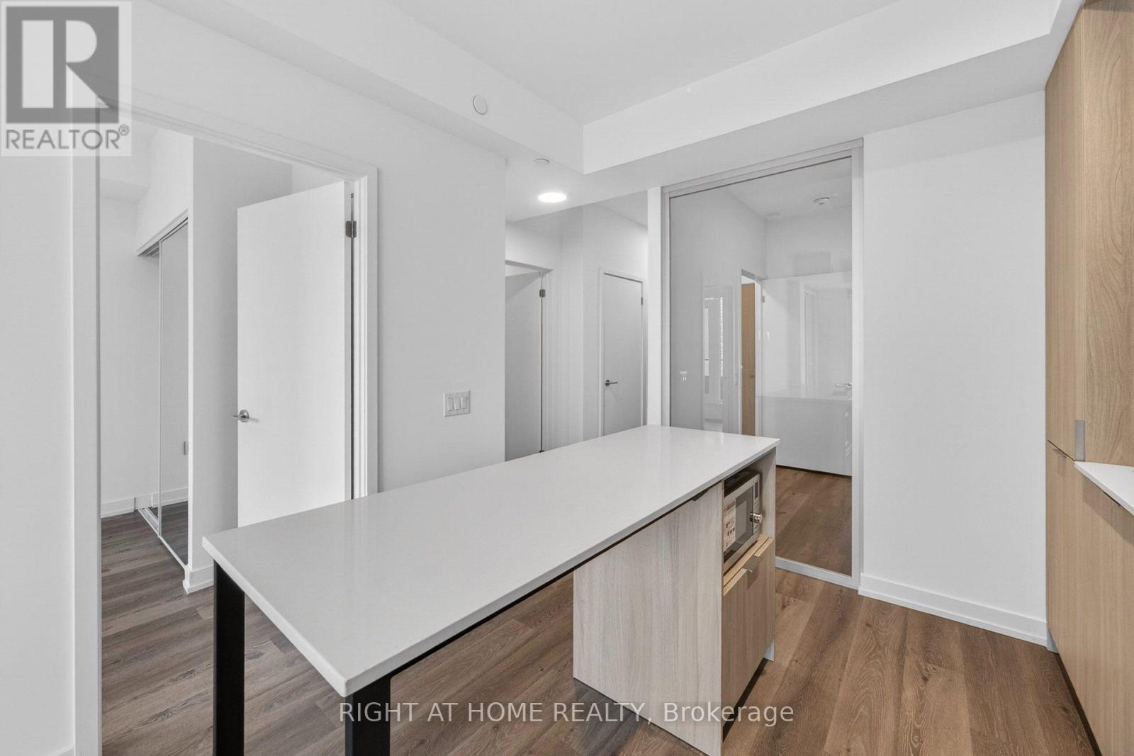 315 - 395 Square One Drive, Mississauga, Ontario  L5B 0P6 - Photo 3 - W13559004
