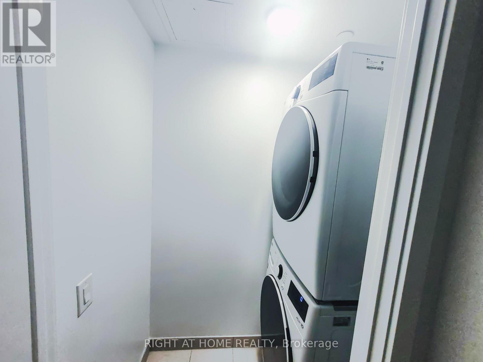 315 - 395 Square One Drive, Mississauga, Ontario  L5B 0P6 - Photo 6 - W13559004