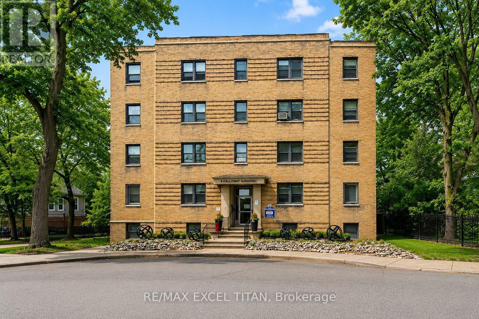 35 - 8 MALLORY GARDENS, Toronto, Ontario