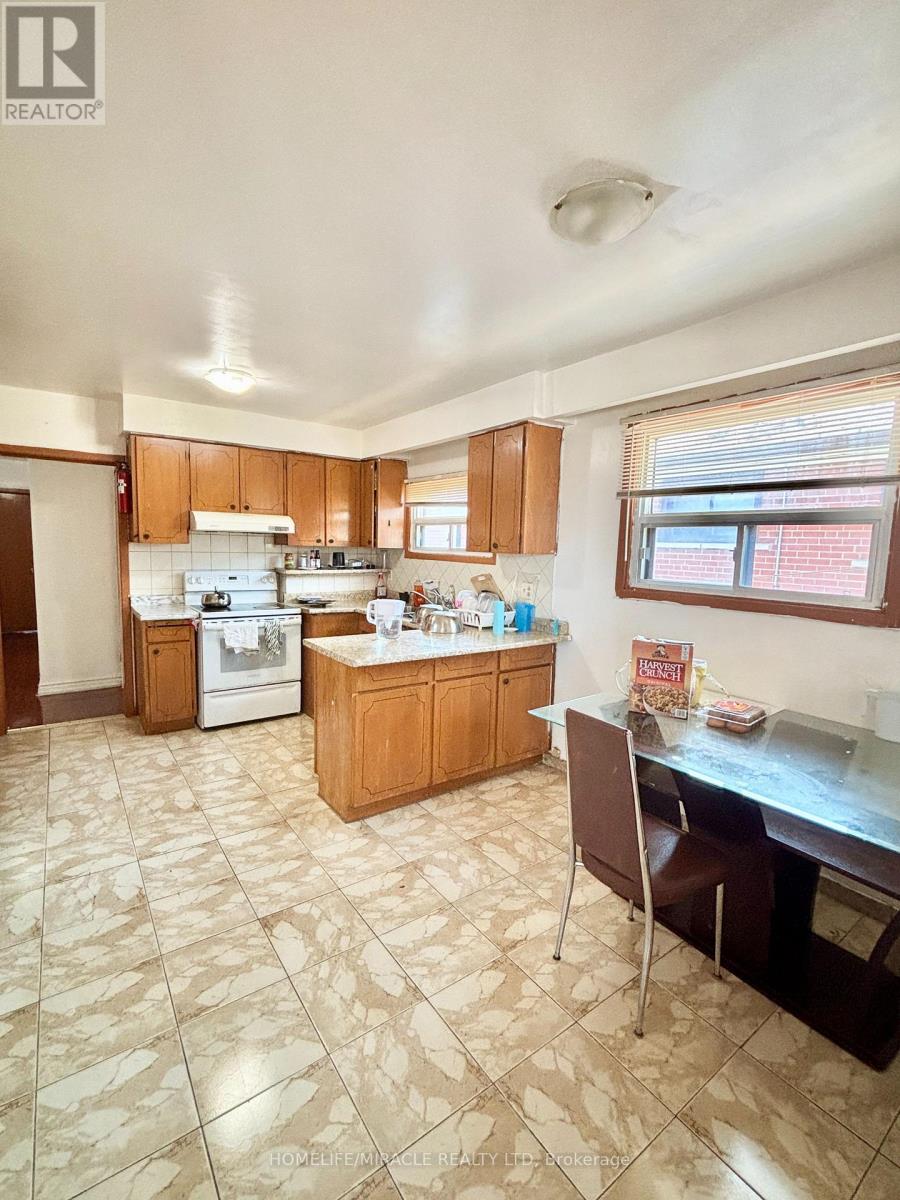 7276 Shallford Road, Mississauga, Ontario  L4T 2P7 - Photo 3 - W13559170