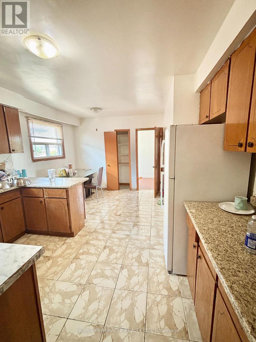 7276 Shallford Road, Mississauga, Ontario  L4T 2P7 - Photo 4 - W13559170