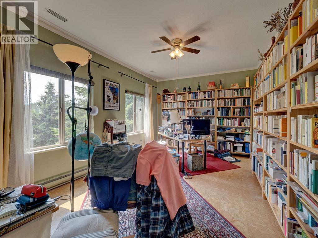 5475 Hydaway Place, Halfmoon Bay, British Columbia  V7Z 1B4 - Photo 16 - R3145775