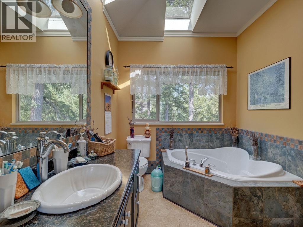 5475 Hydaway Place, Halfmoon Bay, British Columbia  V7Z 1B4 - Photo 17 - R3145775