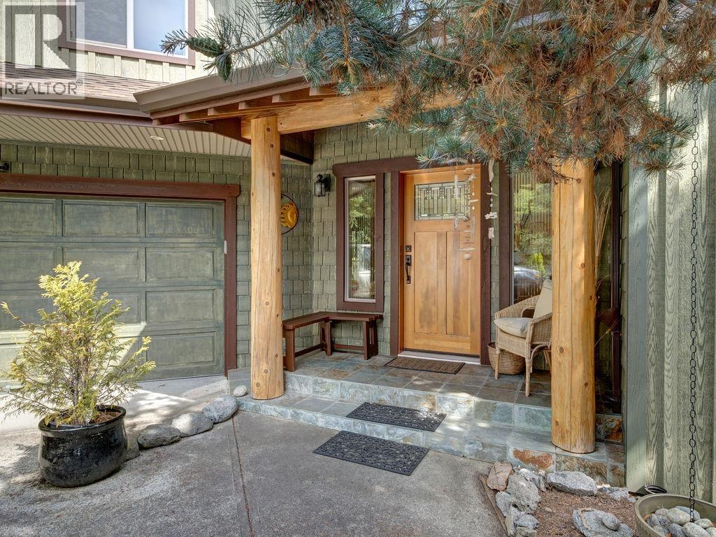 5475 Hydaway Place, Halfmoon Bay, British Columbia  V7Z 1B4 - Photo 2 - R3145775