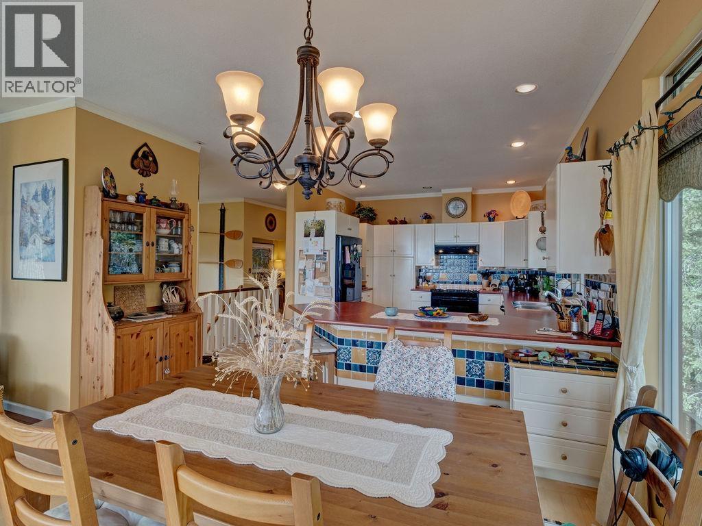 5475 Hydaway Place, Halfmoon Bay, British Columbia  V7Z 1B4 - Photo 5 - R3145775