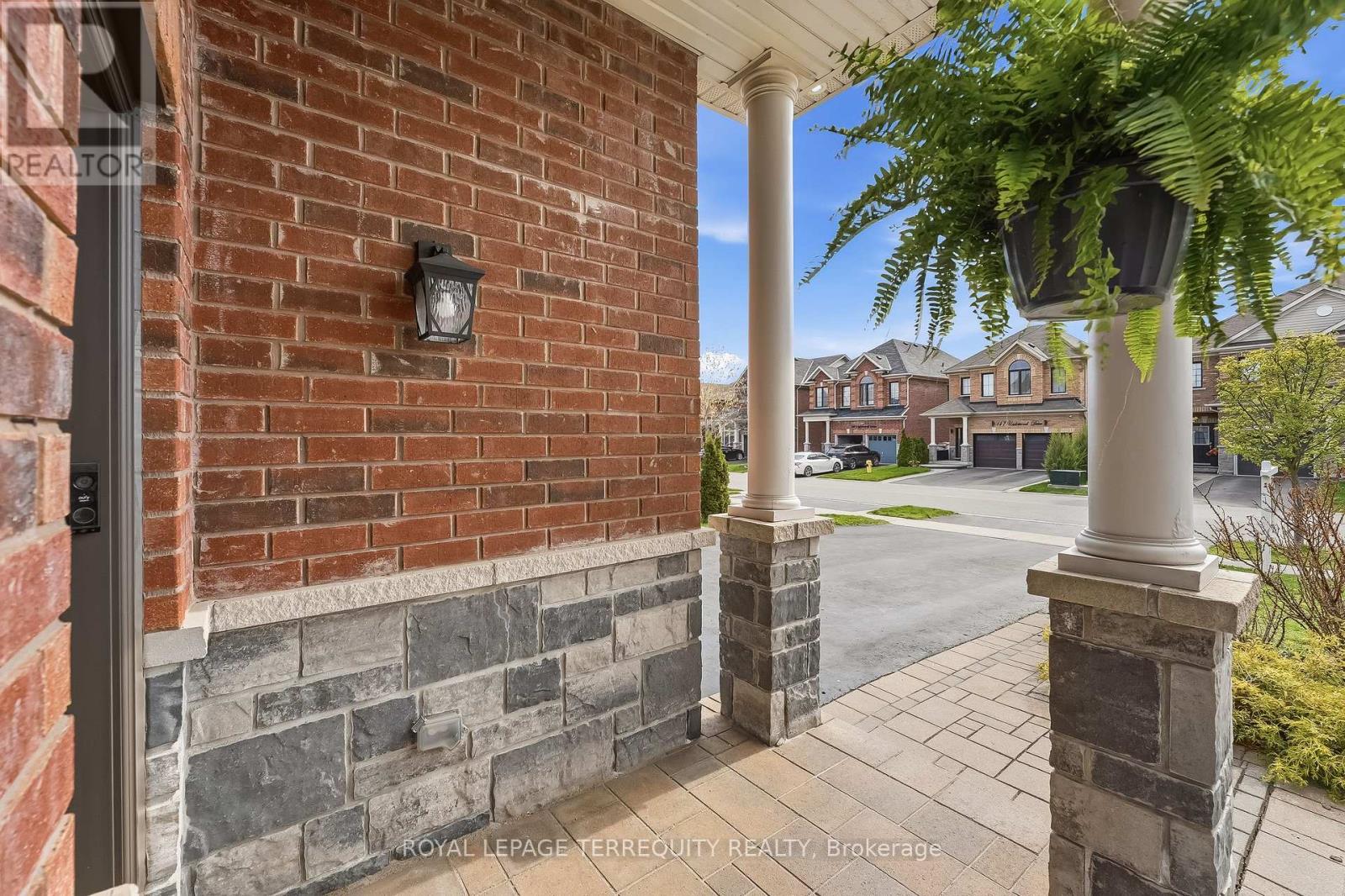 144 Underwood Drive, Whitby, Ontario  L1M 0K9 - Photo 4 - E13559380