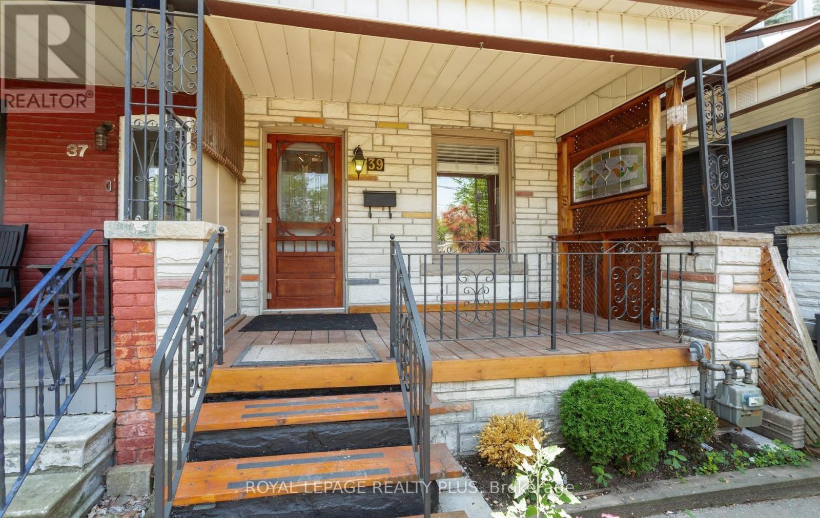 39 Maria Street, Toronto, Ontario  M6P 1W1 - Photo 6 - W13559410