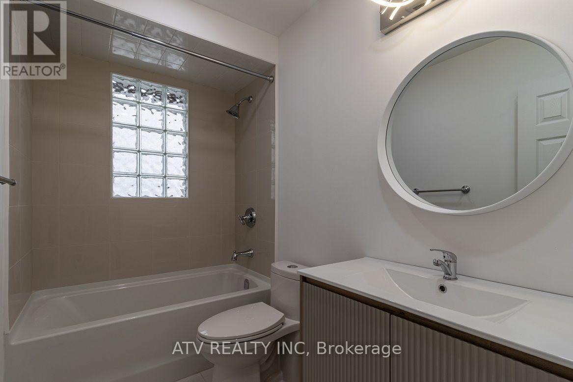 1064 Eastmount Avenue E, Mississauga, Ontario L5E 1Z3 - Photo 10 - W13559448