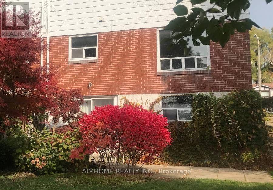 Walk Out Bsmt - 94 Micmac Crescent, Toronto, Ontario  M2H 2K2 - Photo 3 - C13559626