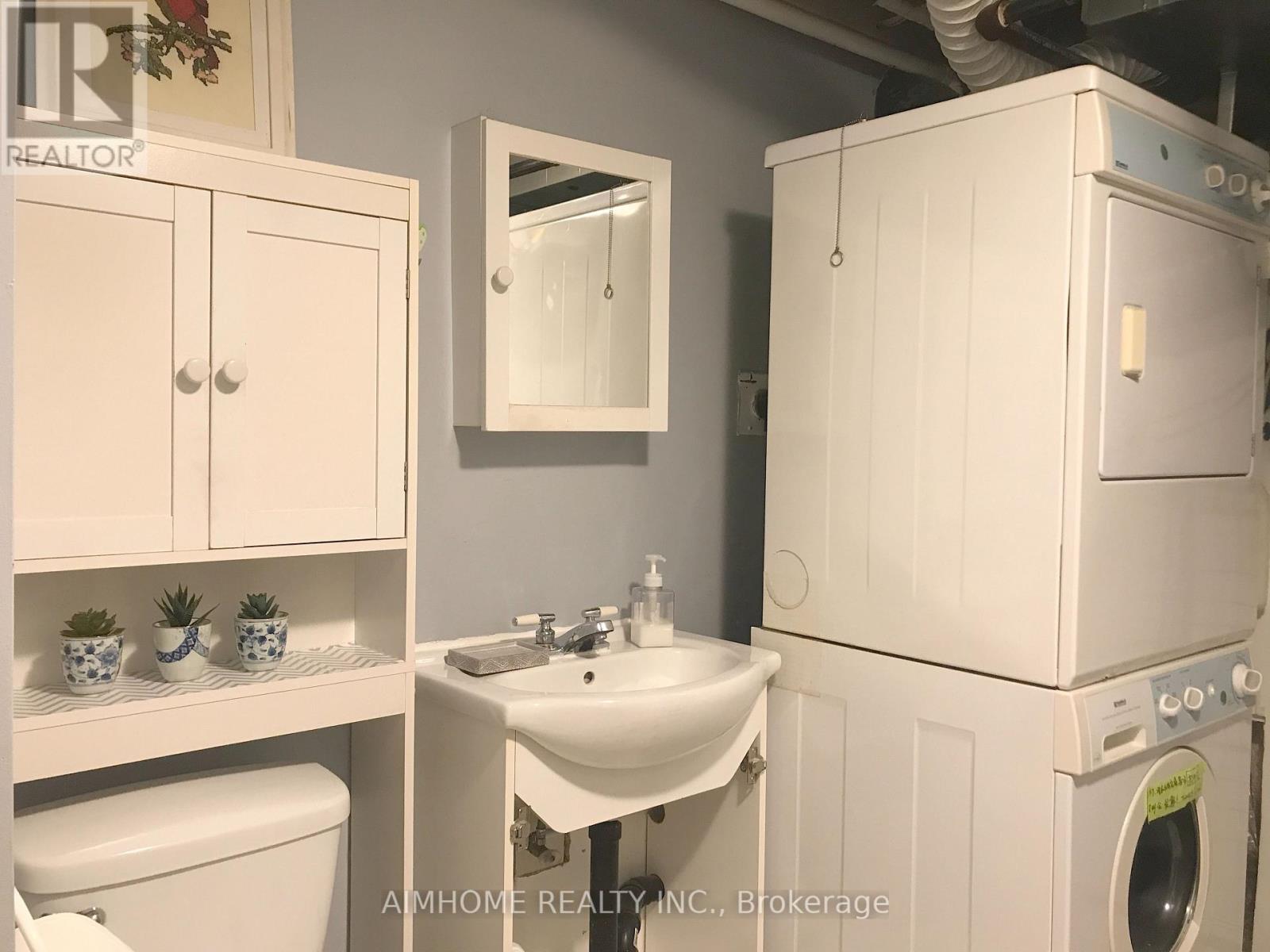 Walk Out Bsmt - 94 Micmac Crescent, Toronto, Ontario  M2H 2K2 - Photo 9 - C13559626