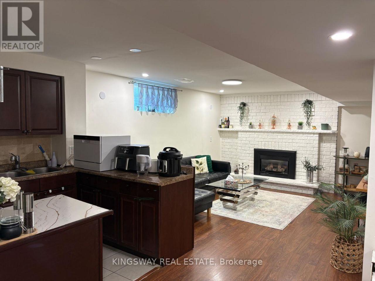 A-LOWER UNIT - 31 OXFORD STREET, Richmond Hill, Ontario