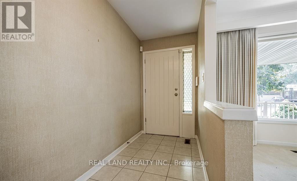 Upper - 274 Timothy Court, Mississauga, Ontario  L5G 2B4 - Photo 5 - W13559724