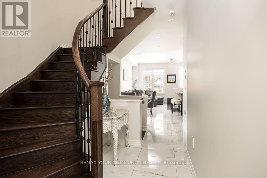 57 Davenfield Circle, Brampton, Ontario  L6P 4L9 - Photo 4 - W13555640