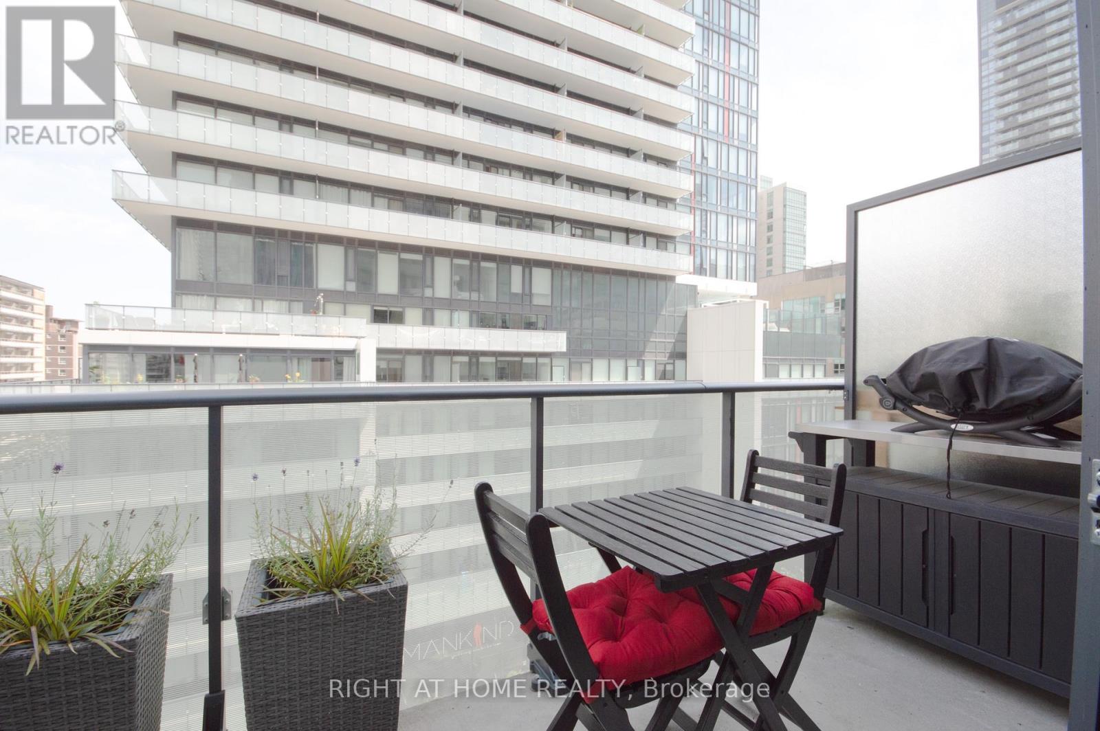 709 - 161 ROEHAMPTON AVENUE