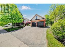 126 MOORE CRESCENT, Hamilton, Ontario