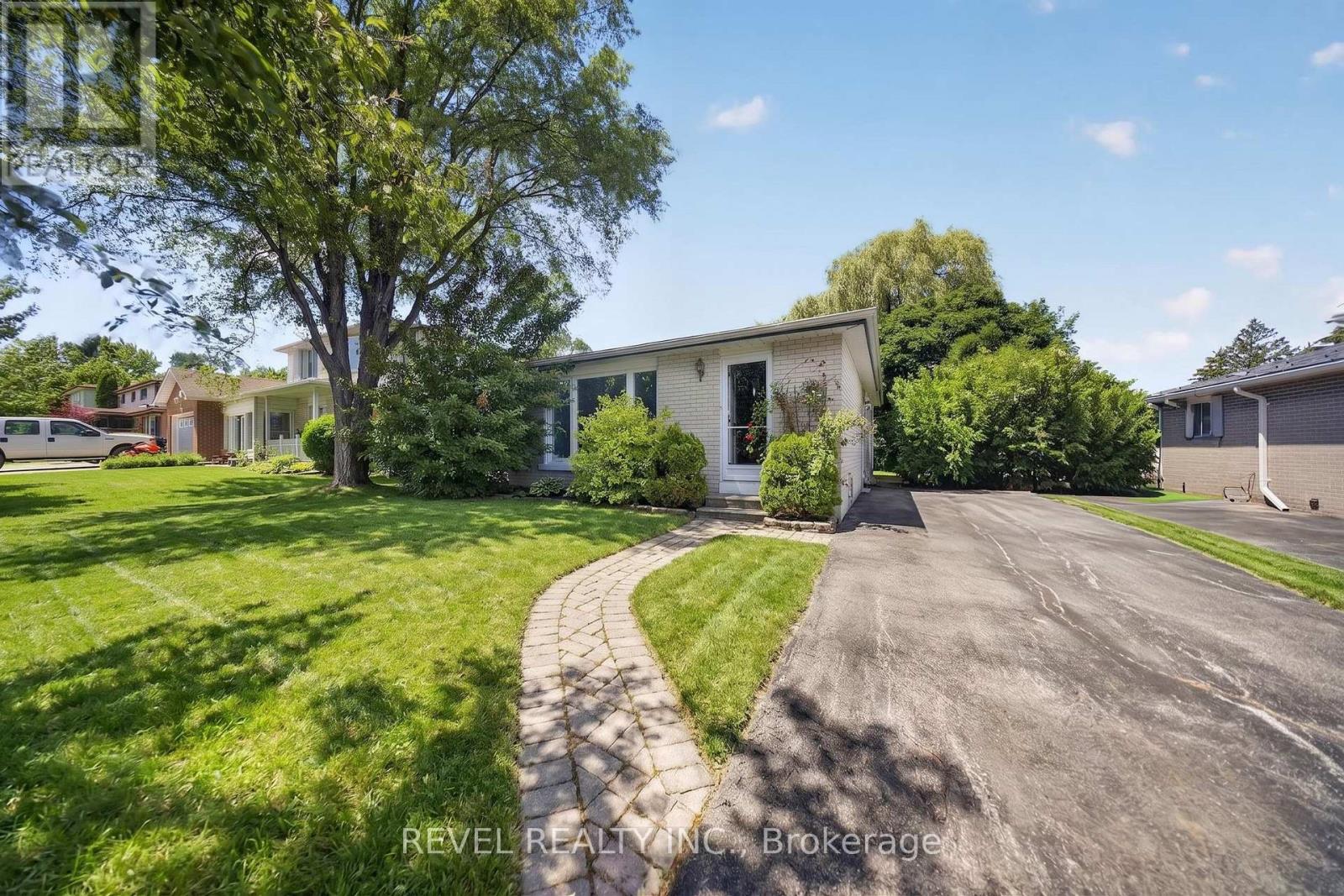 9 DELORAINE DRIVE, Brampton, Ontario