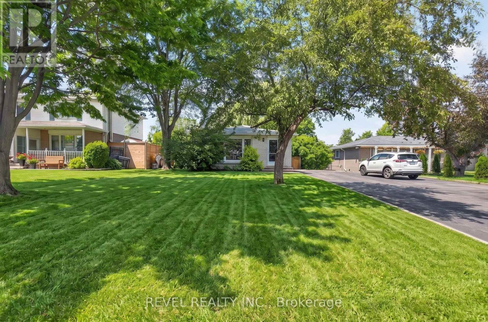 9 Deloraine Drive, Brampton, Ontario  L6T 1T5 - Photo 2 - W13560004
