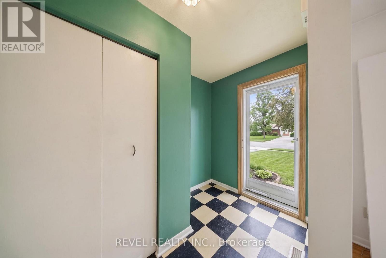 9 Deloraine Drive, Brampton, Ontario  L6T 1T5 - Photo 3 - W13560004