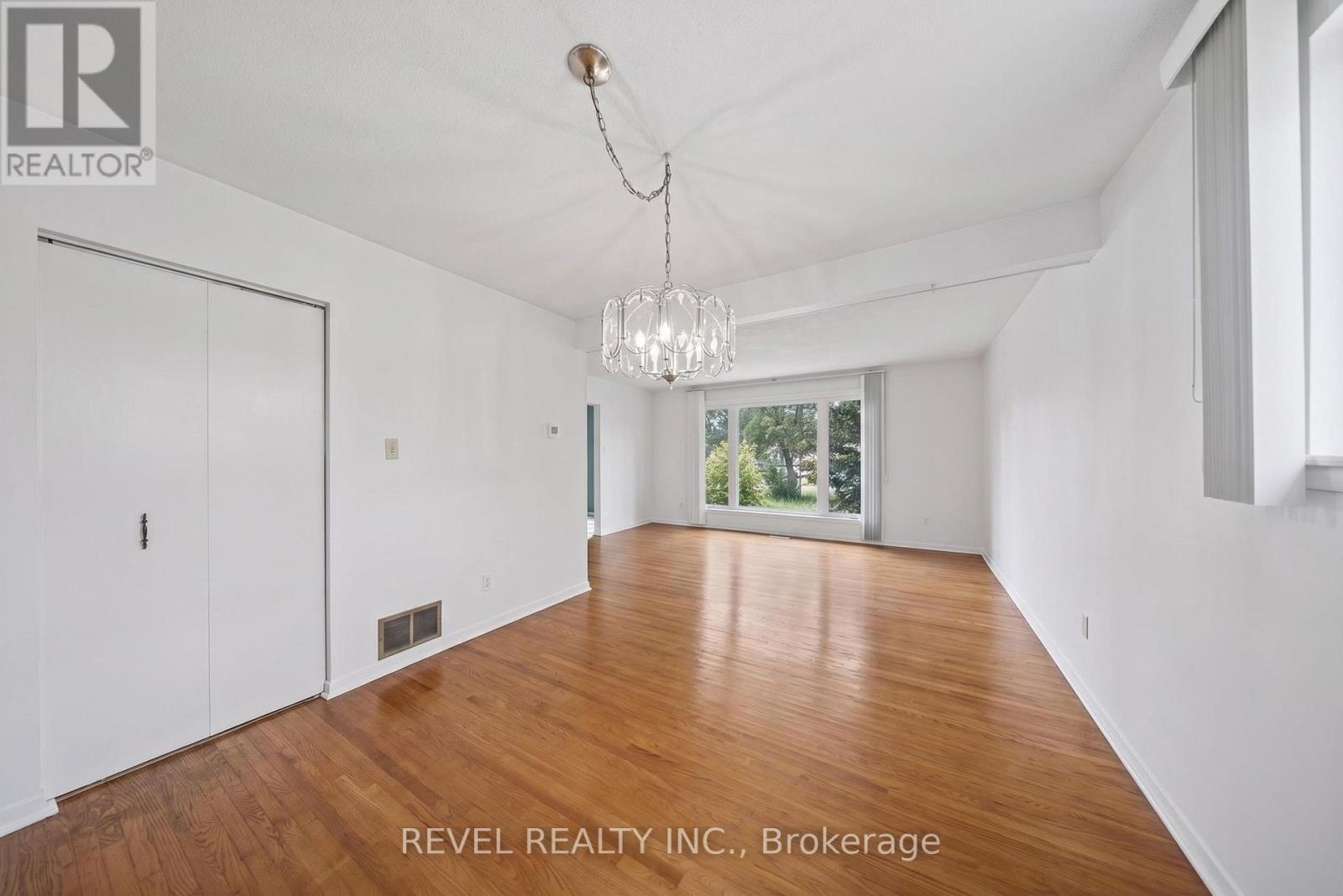 9 Deloraine Drive, Brampton, Ontario  L6T 1T5 - Photo 7 - W13560004