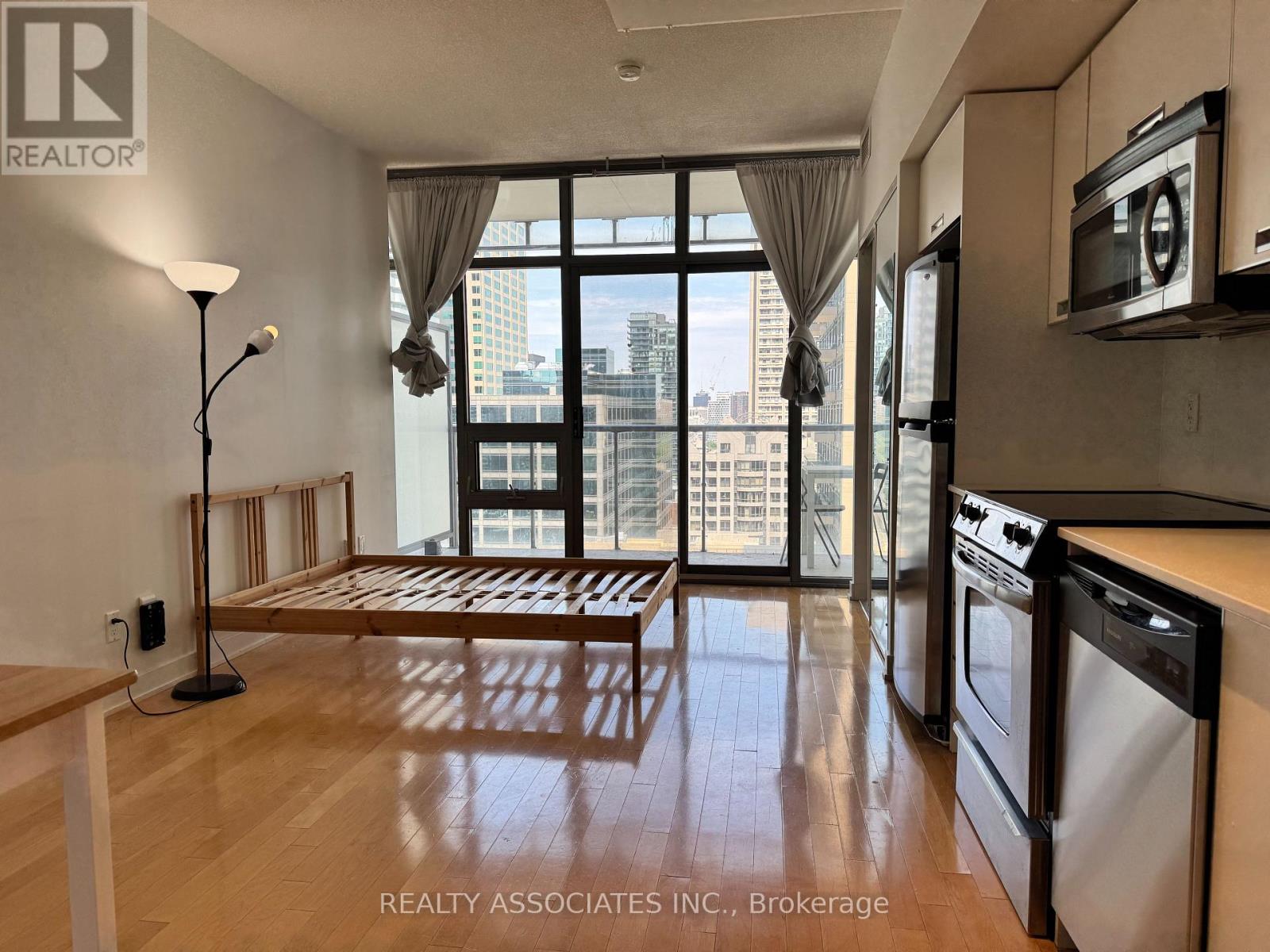 2210 - 33 Charles Street E, Toronto, Ontario  M4Y 0A2 - Photo 2 - C13560420