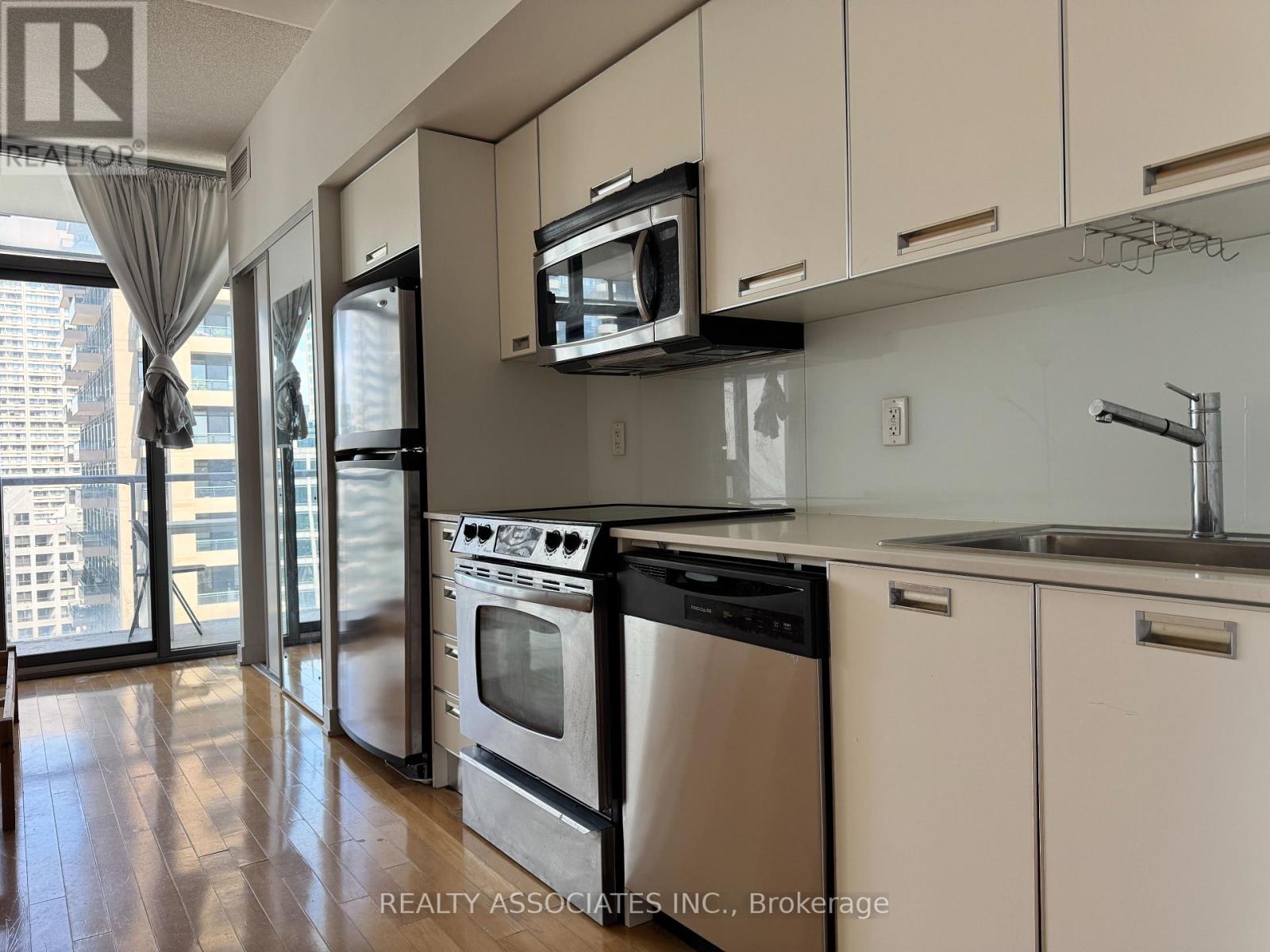 2210 - 33 Charles Street E, Toronto, Ontario  M4Y 0A2 - Photo 3 - C13560420