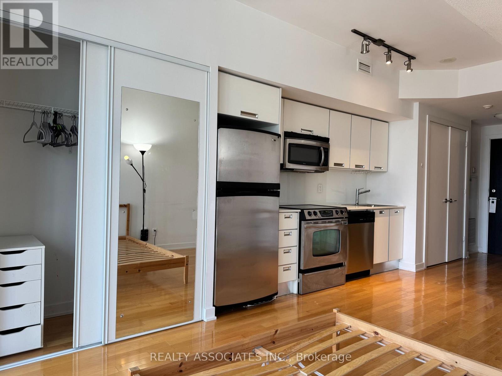 2210 - 33 Charles Street E, Toronto, Ontario  M4Y 0A2 - Photo 4 - C13560420