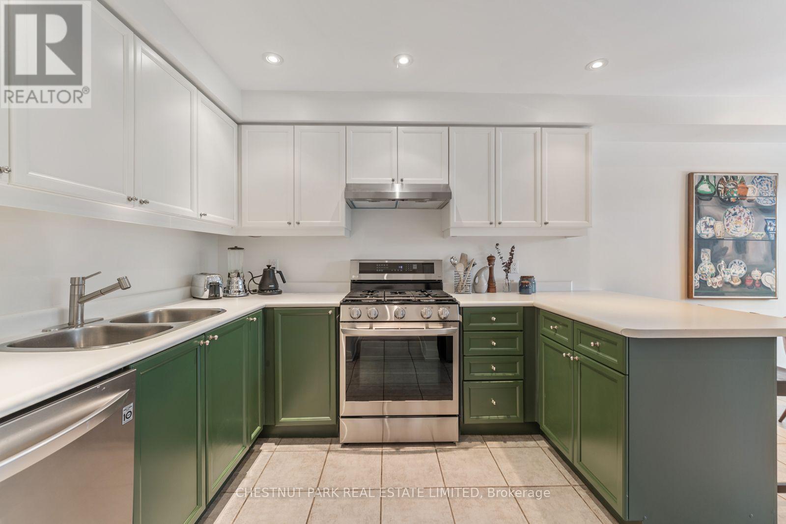 64 Curzon Street, Toronto, Ontario  M4M 3B4 - Photo 5 - E13560550