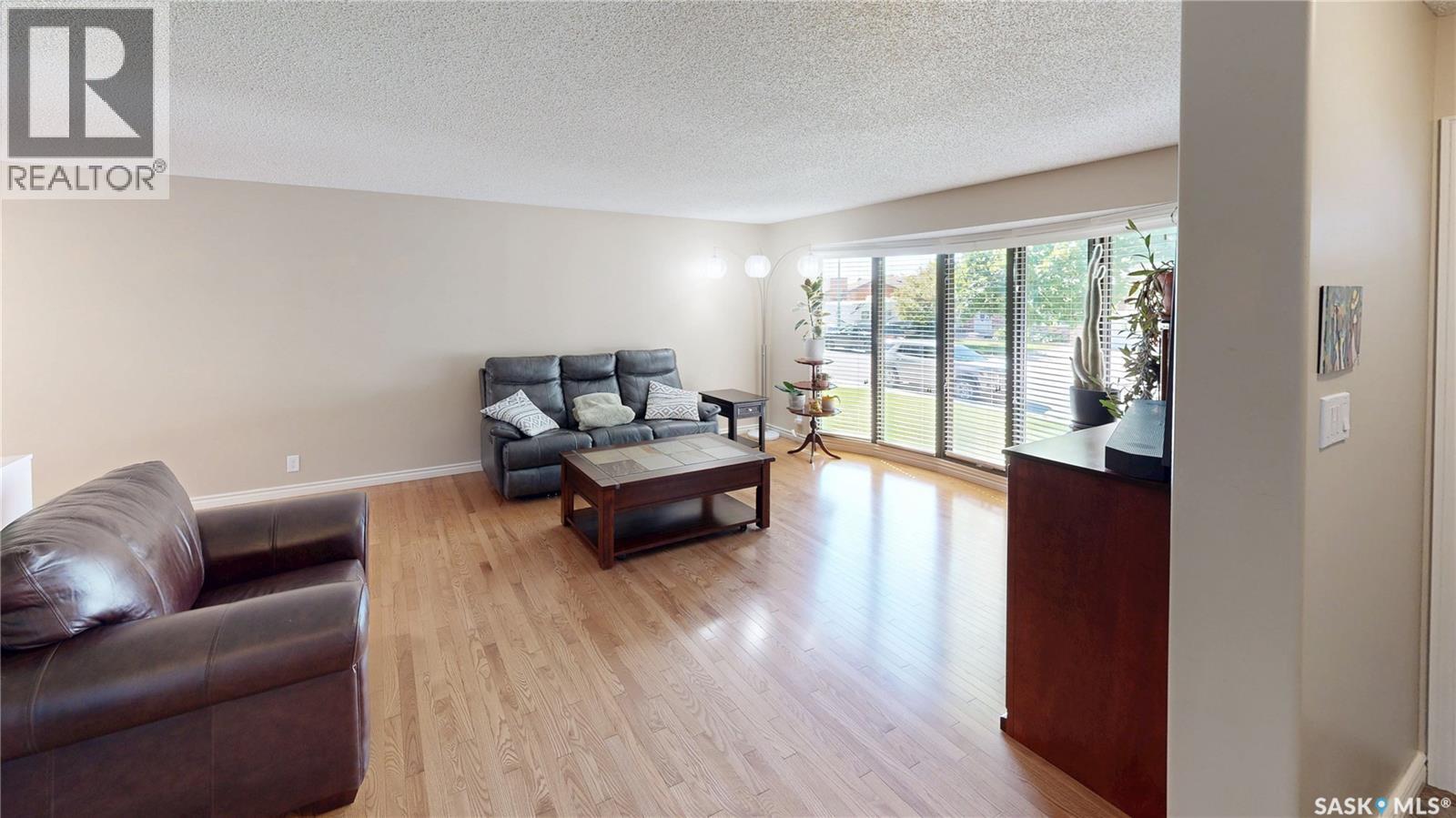 70 Hawkes Avenue, Regina, Saskatchewan  S4X 1B4 - Photo 3 - SK042483