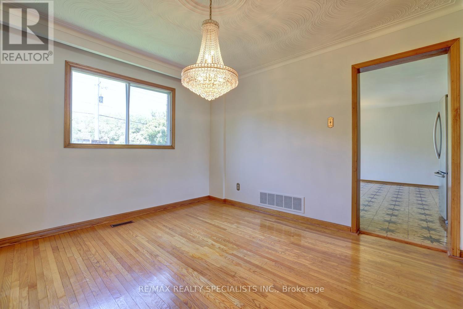 1626 Sherwood Forrest Circle, Mississauga, Ontario  L5K 2G7 - Photo 10 - W13560438