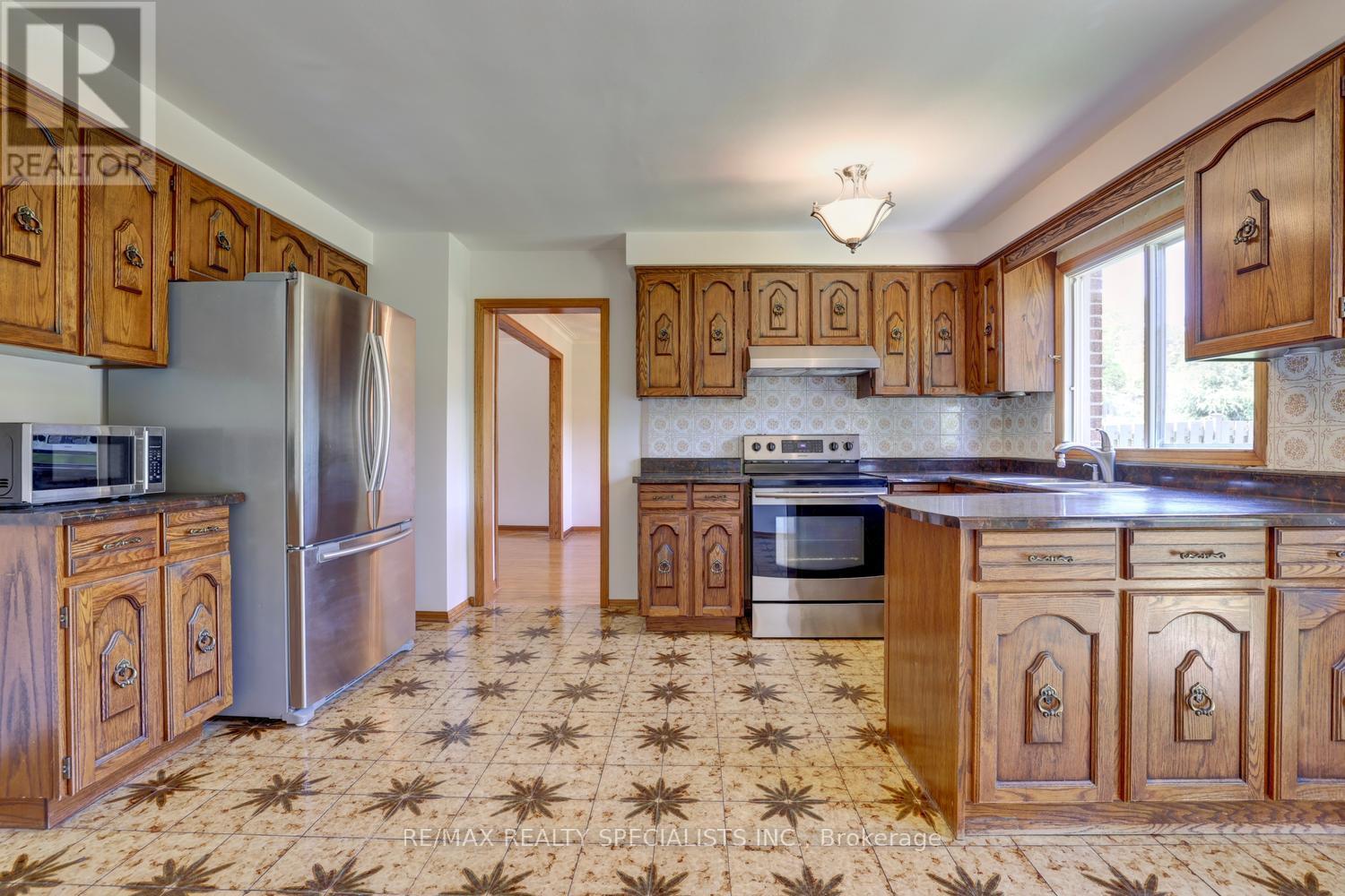 1626 Sherwood Forrest Circle, Mississauga, Ontario  L5K 2G7 - Photo 12 - W13560438